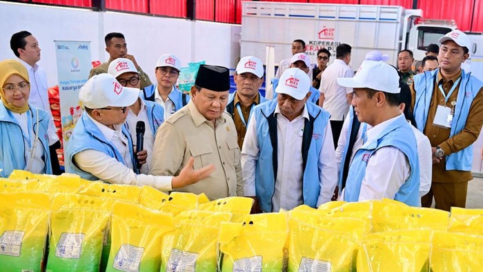 Prabowo meninjau Koperasi Desa Merah Putih di Klaten, Jawa Tengah.