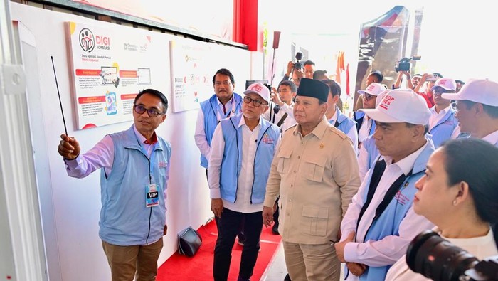 Prabowo meninjau Koperasi Desa Merah Putih di Klaten, Jawa Tengah.