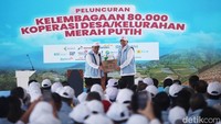 Penyerahan obat-obatan dilakukan oleh Menteri Pertahanan kepada Menteri Koperasi, sebagai bagian dari dukungan kesehatan untuk program koperasi desa.