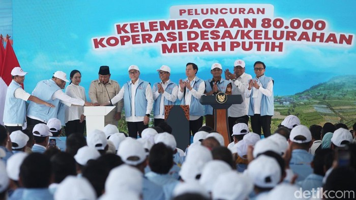 Prabowo Resmikan 80 Ribu Kopdes Merah Putih di Jawa Tengah Presiden Prabowo Subianto meresmikan peluncuran kelembagaan 80.000 Koperasi Desa dan Kelurahan Merah Putih di Koperasi Desa Merah Putih (KDMP) Bentangan, Kecamatan Wonosari, Kabupaten Klaten, Jawa Tengah, Senin (21/7/2025). Peresmian dilakukan sebagai bagian dari program kemandirian ekonomi nasional.