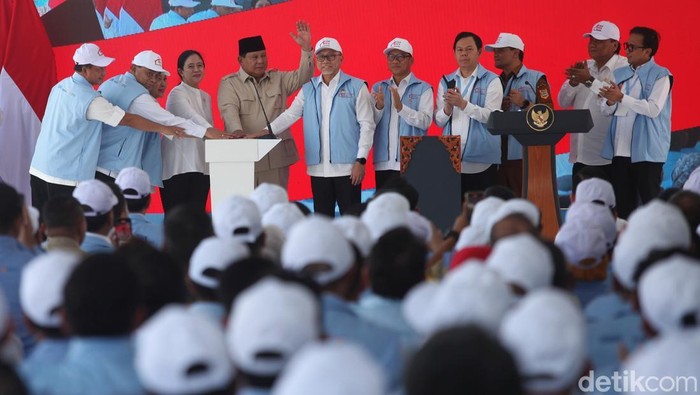 Presiden Prabowo Subianto meresmikan peluncuran kelembagaan 80.000 Koperasi Desa dan Kelurahan Merah Putih di Koperasi Desa Merah Putih (KDMP) Bentangan, Kecamatan Wonosari, Kabupaten Klaten, Jawa Tengah, Senin (21/7/2025). Peresmian dilakukan sebagai bagian dari program kemandirian ekonomi nasional.