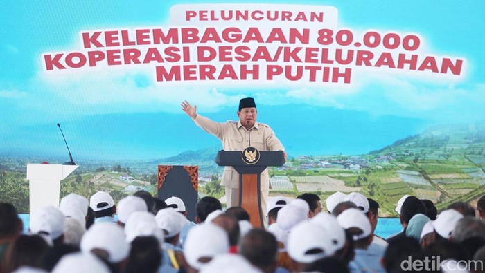 Presiden Prabowo Subianto meresmikan peluncuran kelembagaan 80.000 Koperasi Desa dan Kelurahan Merah Putih di Koperasi Desa Merah Putih (KDMP) Bentangan, Kecamatan Wonosari, Kabupaten Klaten, Jawa Tengah, Senin (21/7/2025). Peresmian dilakukan sebagai bagian dari program kemandirian ekonomi nasional.
