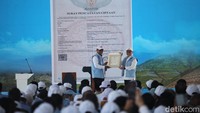 Penyerahan legalitas koperasi dilakukan oleh Menteri Hukum dan HAM kepada Menteri Koperasi, sebagai simbol penguatan kelembagaan koperasi.