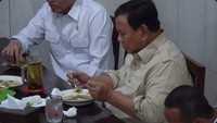 Dalam video yang dibagikan melalui channel YouTube Prabowo Subianto, Presiden RI ke-8 itu tampak lahap menikmati bakmi godog. Di hadapannya juga terlihat menu wedang jahe komplet. Foto: YouTube Prabowo Subianto