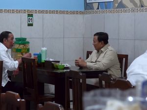 Momen Hangat Prabowo, Jokowi, dan Gibran Saat Makan di Bakmi Jowo Bu Citro