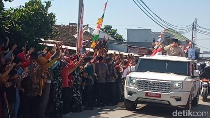 Presiden Prabowo menyapa warga saat tiba di Peluncuran Kopdes Merah Putih, Senin (21/7/2025).