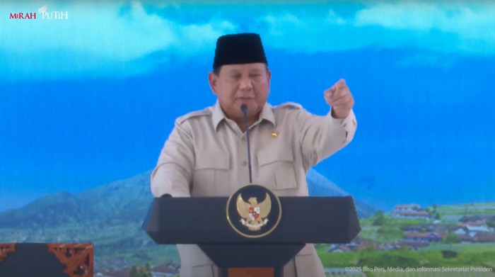 Presiden Prabowo Subianto geram dengan ulah pengusaha yang melakukan sabotase ekonomi nasional. Dia meminta Jaksa Agung dan Kapolri memberi tindakan. (YouTube Setpres)