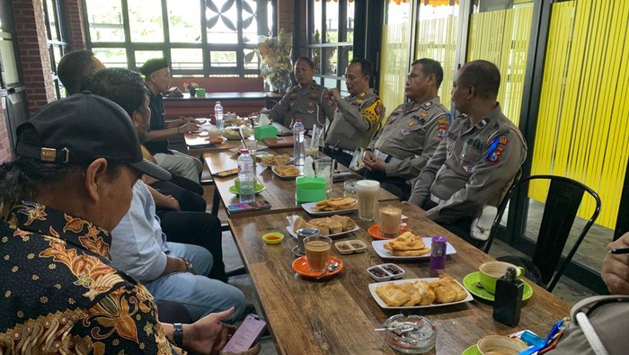 Program Polisi Menyapa dengan konsep Dialog santai Ngopi Bareng antara Polres Pelabuhan Tanjung Perak dengan pelaku usaha ekspedisi di Forum Komunitas Pelabuhan Roro (FKPR).