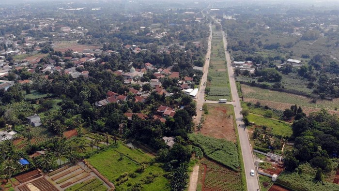 Proyek Jalan Bomang Dibangun Lagi, Anggaran Capai Rp 33 M Foto udara jalan Bojonggede-Kemang (Bomang) yang belum selesai dikerjakan di Tajur Halang, Kabupaten Bogor, Jawa Barat, Senin (21/7/2025). Pemerintah Kabupaten Bogor melalui Dinas Pekerjaan Umum dan Penataan Ruang (PUPR) kembali melanjutkan pembangunan infrastruktur strategis Jalan Bojonggede–Kemang (Bomang) yang akan menghubungkan dua jalan nasional yakni Jalan Raya Jakarta - Bogor dan Jalan Raya Parung, tahun ini ditargetkan pembebasan lahan serta pembangunan untuk jalur lambat di jalan tersebut selesai dibangun dengan nilai anggaran Rp33 miliar. ANTARA FOTO/Yulius Satria Wijaya/bar