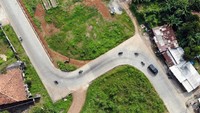 Pemerintah Kabupaten Bogor melalui Dinas Pekerjaan Umum dan Penataan Ruang (PUPR) kembali melanjutkan pembangunan infrastruktur strategis Jalan Bojonggede-Kemang (Bomang) yang akan menghubungkan dua jalan nasional yakni Jalan Raya Jakarta - Bogor dan Jalan Raya Parung. Foto: ANTARA FOTO/Yulius Satria Wijaya