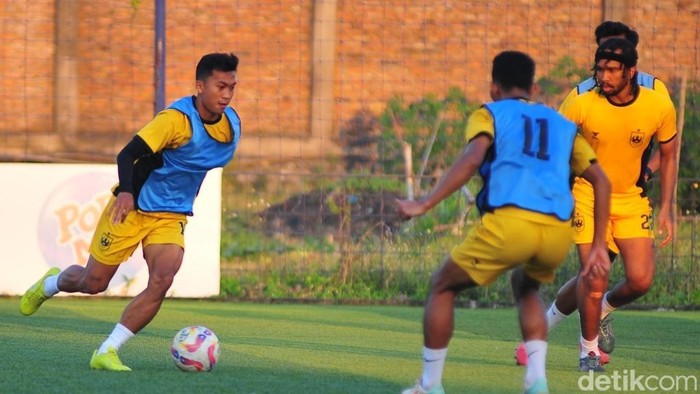 Pemain PSIS menjalani sesi latihan di lapangan Wisesa, Mranggen, Senin (21/7/2025).