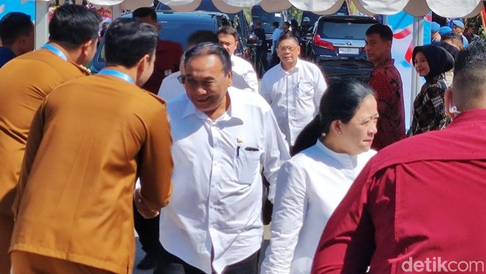 Selain para menteri, hadir juga Wakil Ketua MPR Bambang Wuryanto atau Bambang Pacul dan Ketua DPR RI Puan Maharani. Kedua tokoh PDIP itu nampak berpakaian putih-hitam.