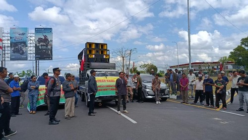 Puluhan pengusaha transportasi lokal berdemonstrasi di depan Bandara Internasional Lombok (BIL), Lombok Tengah, Senin, (21/7/2205) pagi. (Edi Suryansyah/detikBali)
