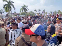 Video: Ramai-ramai Nelayan Paksa Masuk Kantor Gubernur Babel, Ada Apa?