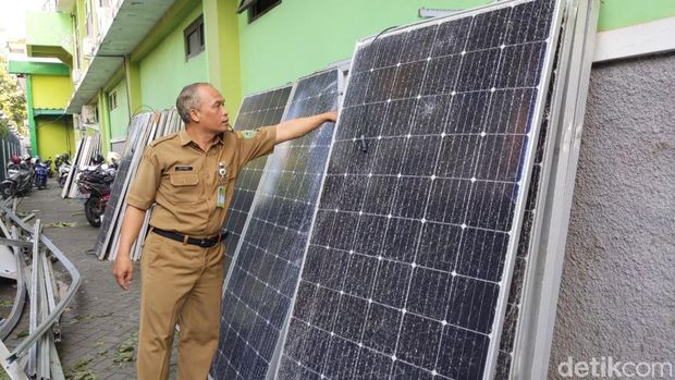 Rangkaian panel surya RSUD dr Soedomo Trenggalek runtuh.