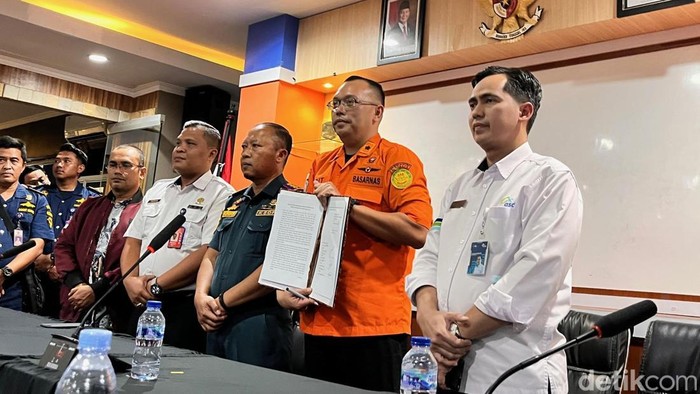 Rapat penutupan operasi SAR Gabungan pencarian korban KMP Tunu Pratama Jaya yang tenggelam di selat Bali.