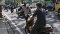 Dalam razia tersebut, lebih dari 100 pengendara sepeda motor terjaring tilang akibat melanggar berbagai peraturan lalu lintas.