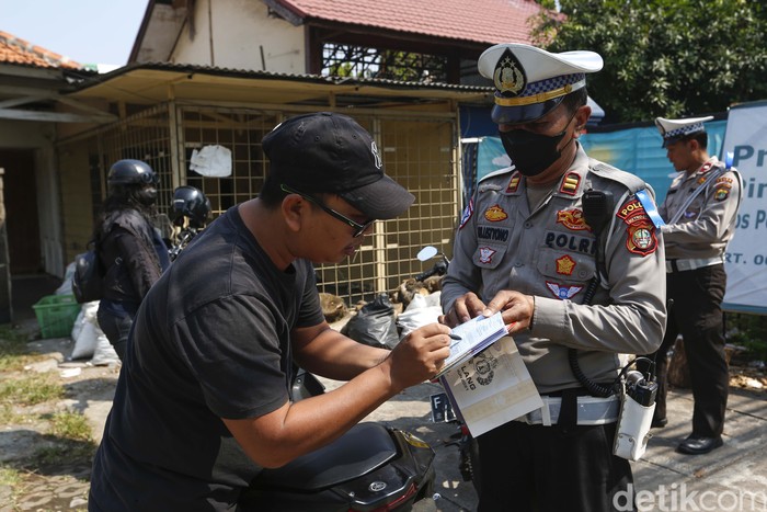 Petugas Kepolisian dari Polres Metro Jakarta Selatan menggelar razia lalu lintas di Jalan Ciputat Raya, Jakarta Selatan, Senin (21/7/2025). Dalam razia tersebut, lebih dari 100 pengendara sepeda motor terjaring tilang akibat melanggar berbagai peraturan lalu lintas.