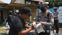 Petugas Kepolisian dari Polres Metro Jakarta Selatan menggelar razia lalu lintas di Jalan Ciputat Raya, Jakarta Selatan, Senin (21/7/2025).