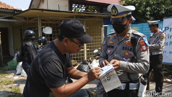 Razia di Ciputat Raya, Polisi Jaring Ratusan Pelanggar Lalin Petugas Kepolisian dari Polres Metro Jakarta Selatan menggelar razia lalu lintas di Jalan Ciputat Raya, Jakarta Selatan, Senin (21/7/2025). Dalam razia tersebut, lebih dari 100 pengendara sepeda motor terjaring tilang akibat melanggar berbagai peraturan lalu lintas.