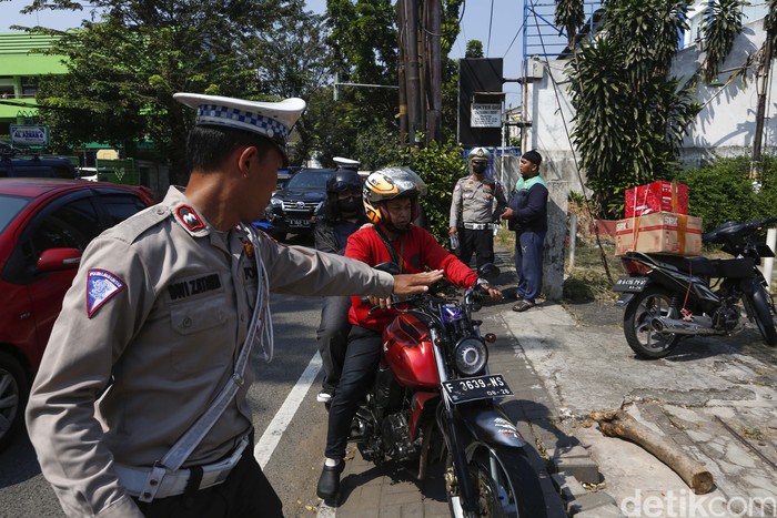 Petugas Kepolisian dari Polres Metro Jakarta Selatan menggelar razia lalu lintas di Jalan Ciputat Raya, Jakarta Selatan, Senin (21/7/2025). Dalam razia tersebut, lebih dari 100 pengendara sepeda motor terjaring tilang akibat melanggar berbagai peraturan lalu lintas.