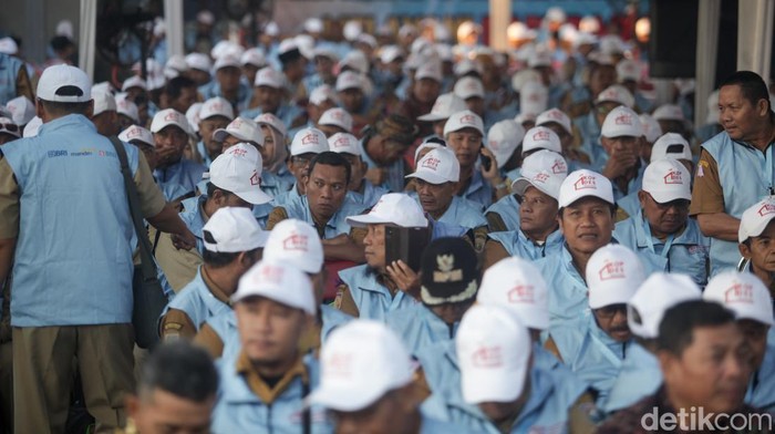 Ribuan kepala desa memadati lokasi KDMP Bentangan, Klaten, Jawa Tengah, Senin (21/7/2025). Prabowo akan meluncurkan 80 ribu Kopdes/Kel Merah Putih dari KDMP Bentangan.