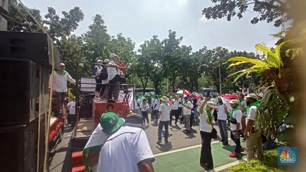 Ribuan warga rumah susun dan apartemen dari berbagai wilayah DKI Jakarta menggelar aksi damai di depan Balai Kota DKI Jakarta Senin (21/7/2025). (CNBC Indonesia/Ferry Sandi)