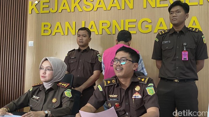Press release tersangka korupsi pertashop di Kantor Kejaksaan Negeri Banjarnegara.