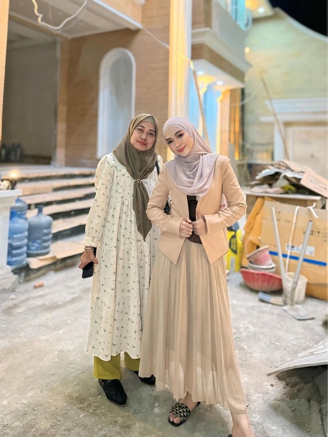 Renovasi besar-besaran yang ia lakukan sejak beberapa waktu lalu tampaknya akan selesai sesuai target, yakni pada Agustus 2025. “Yang like aku sumpahin punya rumah impian😍😇,” tulis Ricis sembari mendoakan para pengikutnya. (Foto: Instagram/@riaricis1975)