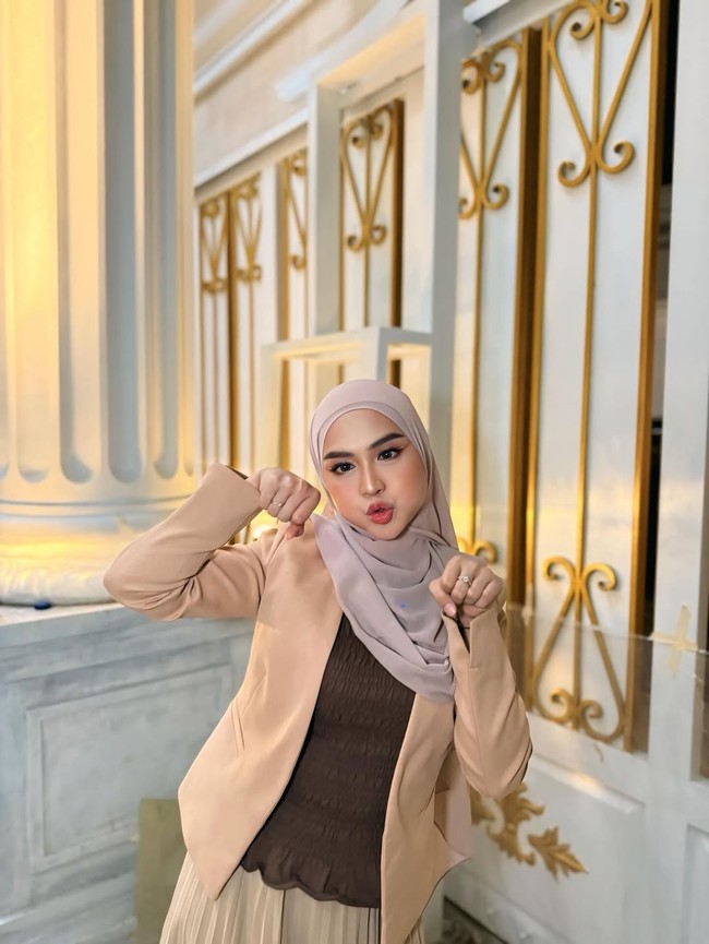 Rumah baru Ricis terlihat mengalami transformasi total. Fasad lama diganti dengan desain baru yang lebih megah dan mewah, mencerminkan selera modern sekaligus kenyamanan keluarga muda. (Foto: Instagram/@riaricis1975)