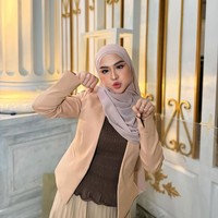 Rumah baru Ricis terlihat mengalami transformasi total. Fasad lama diganti dengan desain baru yang lebih megah dan mewah, mencerminkan selera modern sekaligus kenyamanan keluarga muda. (Foto: Instagram/@riaricis1975)