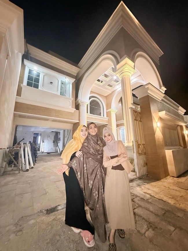 Dalam unggahan terbarunya pada Sabtu (19/7/2025), terlihat bangunan rumah Ricis yang kini sudah mencapai 90 persen penyelesaian. (Foto: Instagram/@riaricis1975)