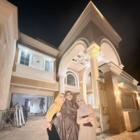 Dalam unggahan terbarunya pada Sabtu (19/7/2025), terlihat bangunan rumah Ricis yang kini sudah mencapai 90 persen penyelesaian. (Foto: Instagram/@riaricis1975)