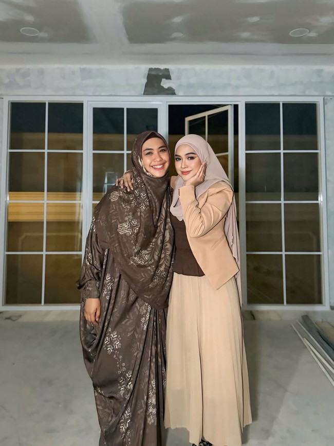 Bersama ibu dan kedua kakaknya, termasuk Oki Setiana Dewi yang tengah berada di Indonesia, Ricis menggelar semacam reuni kecil sambil menengok progres pembangunan hunian impiannya. (Foto: Instagram/@riaricis1975)