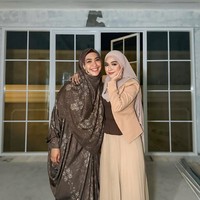 Bersama ibu dan kedua kakaknya, termasuk Oki Setiana Dewi yang tengah berada di Indonesia, Ricis menggelar semacam reuni kecil sambil menengok progres pembangunan hunian impiannya. (Foto: Instagram/@riaricis1975)