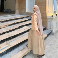 Potret kehangatan keluarga Ricis dan pencapaian barunya ini pun langsung mendapat respons positif dari para penggemar. Banyak yang memberikan doa dan harapan agar Ricis segera menempati rumah impiannya dengan penuh berkah. (Foto: Instagram/@riaricis1975)