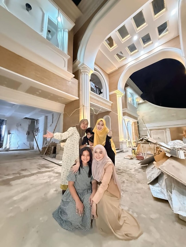 Momen ini menjadi semakin istimewa karena dihadiri oleh Oki, yang biasanya menetap di luar negeri. (Foto: Instagram/@riaricis1975)