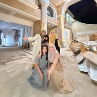 Momen ini menjadi semakin istimewa karena dihadiri oleh Oki, yang biasanya menetap di luar negeri. (Foto: Instagram/@riaricis1975)