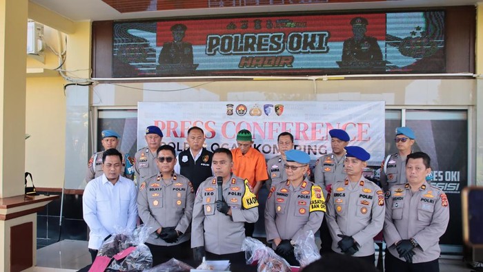 Saat pihak kepolisian menggelar pers rilis kasus pembunuhan yang dilakukan rekan kerjanya di OKI