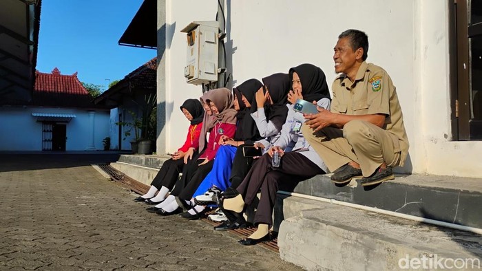 Sejumlah warga Pacitan berjemur melawan hawa dingin saat bediding
