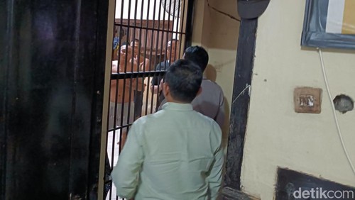 Chalid Tomassoang Bulu saat dimasukkan ke sel tahanan Rutan Polresta Mataram. (Foto: Abdurrasyid Efendi/detikBali).