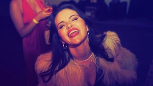 Selena bilang dia lagi mempersiapkan acara perayaan ulang tahun. Lalu kepikiran buat pamer foto-foto ini sambil merefleksikan hidup setahun terakhir. (Foto: dok. Instagram @selenagomez)