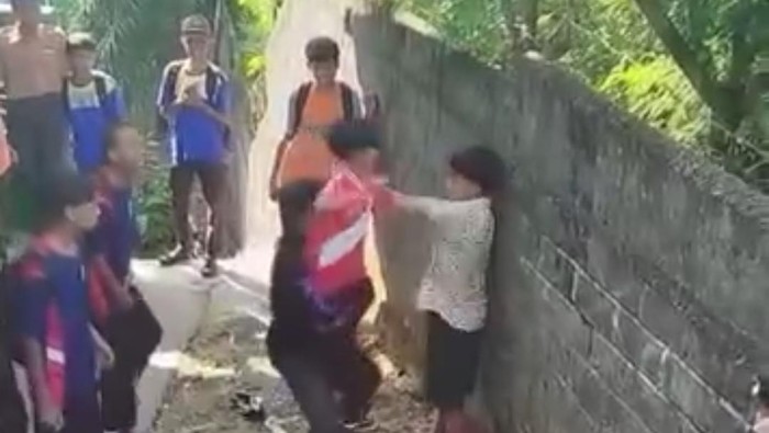 Video: Viral Siswa SMP Dikeroyok saat MPLS di Blitar, Polisi Turun Tangan