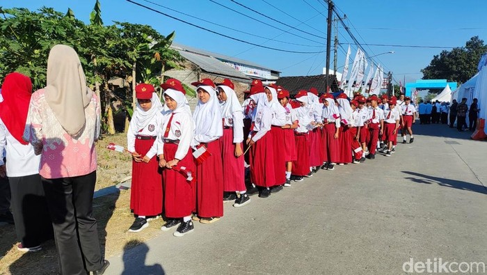 Sejumlah siswa SD di Klaten Bersiap sambut Presiden Prabowo jelang Peluncuran Kopdes Merah Putih, Senin (21/7/2025).