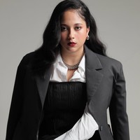 Sitha menjelaskan berbagai usahanya untuk menurunkan bobot tubuhnya. Selain diet dengan cara makan satu kali sehari, Sitha juga mengaku menjalani olahraga angkat beban yang diajari oleh kakak iparnya, Chicco Jerikho. Foto: Instagram/@sithamarino