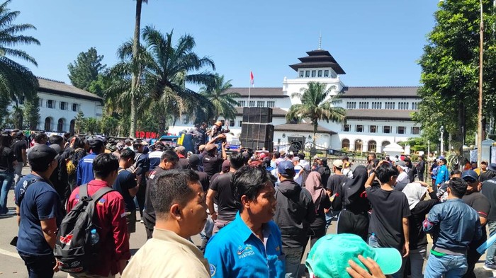 Suasana demo pelaku pariwisata di Gedung Sate, Jawa Barat, Senin (21/7/2025).