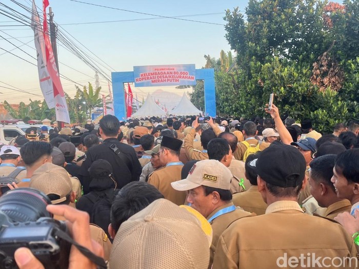 Suasana jelang peluncuran Koperasi Desa Merah Putih oleh Presiden Prabowo Subianto di Desa Bentangan, Wonosari, Klaten, Senin (21/7/2025).