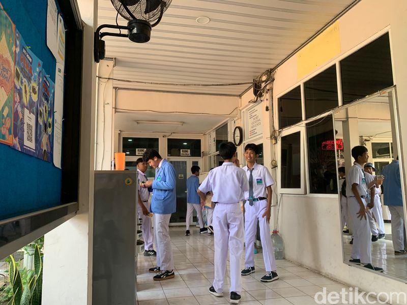 Suasana KBM di SMK Cyber Media Jakarta Selatan.