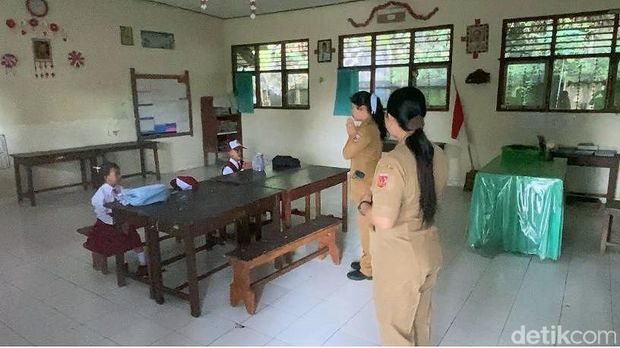 Suasana MPLS di SDN 10 Karangasem dengan dua orang siswa baru, Senin (21/7/2025). (I Wayan Selamat Juniasa)