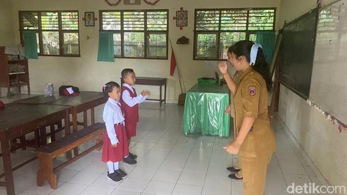 Suasana MPLS di SDN 10 Karangasem dengan dua orang siswa baru, Senin (21/7/2025). (I Wayan Selamat Juniasa)